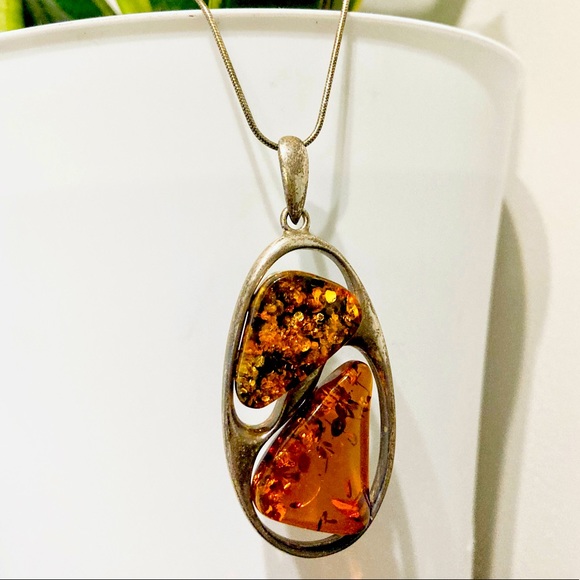 Jewelry - Amber pendant necklace